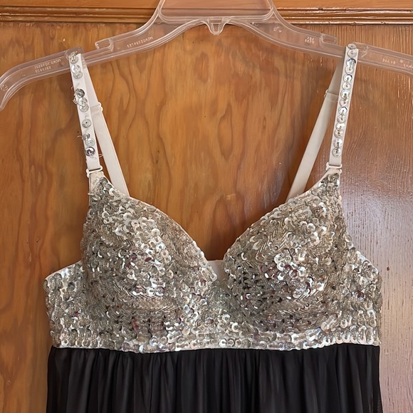 Long black and sequin dress - Picture 2 of 9